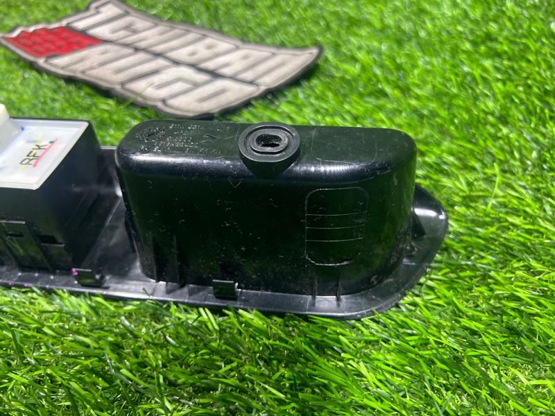 Блок упр. стеклоподьемниками передний правый EK B11W