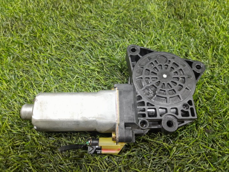 Мотор стеклоподъемника передний левый CARENS 2006 FG L4KA