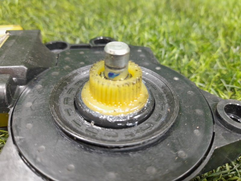 Мотор стеклоподъемника передний левый CARENS 2006 FG L4KA