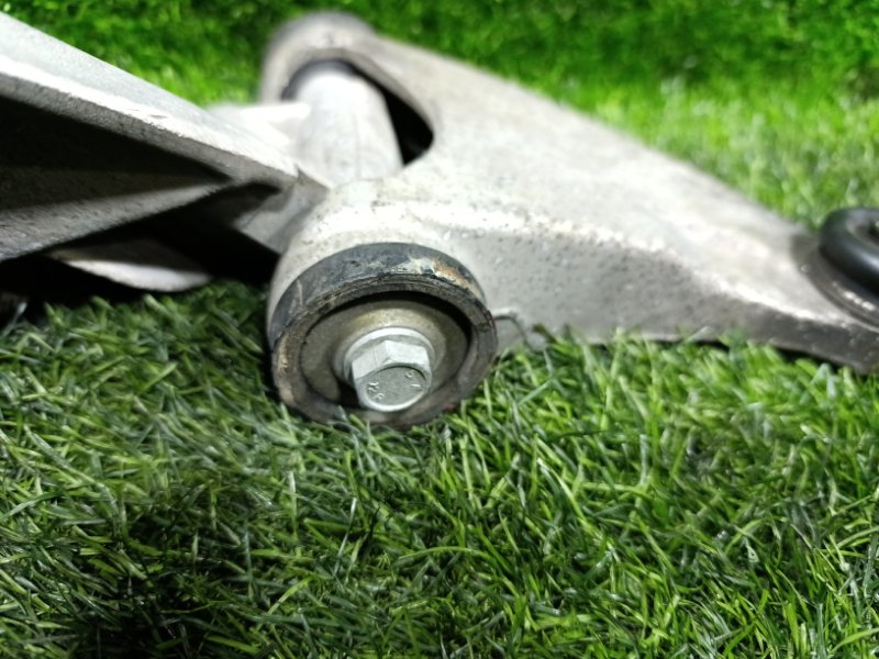 Рычаг верхний передний правый 156 932