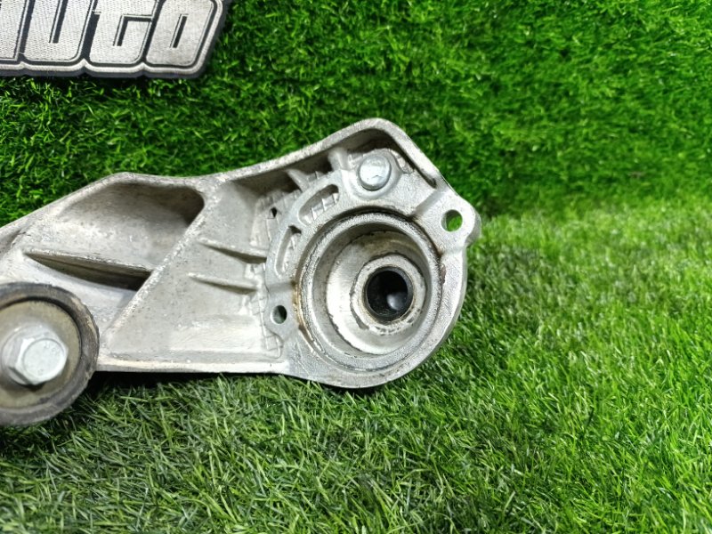 Рычаг верхний передний правый 156 932