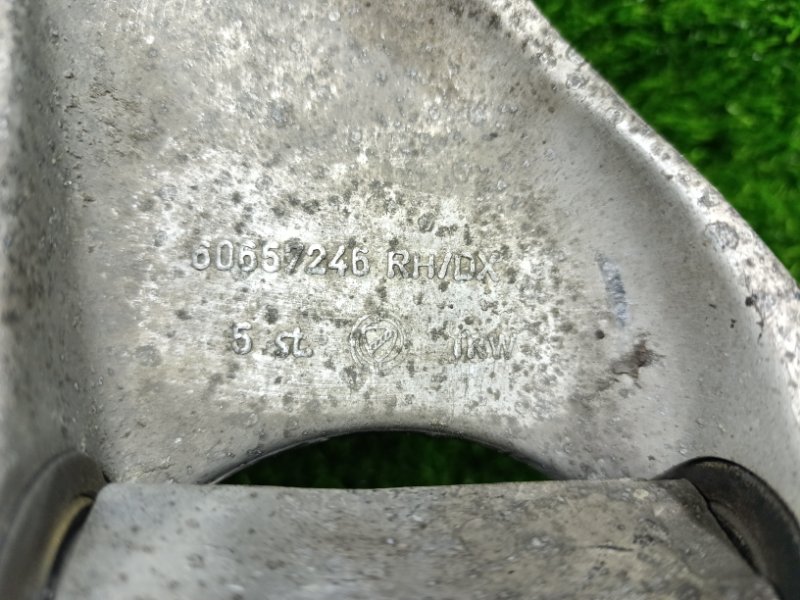 Рычаг верхний передний правый 156 932