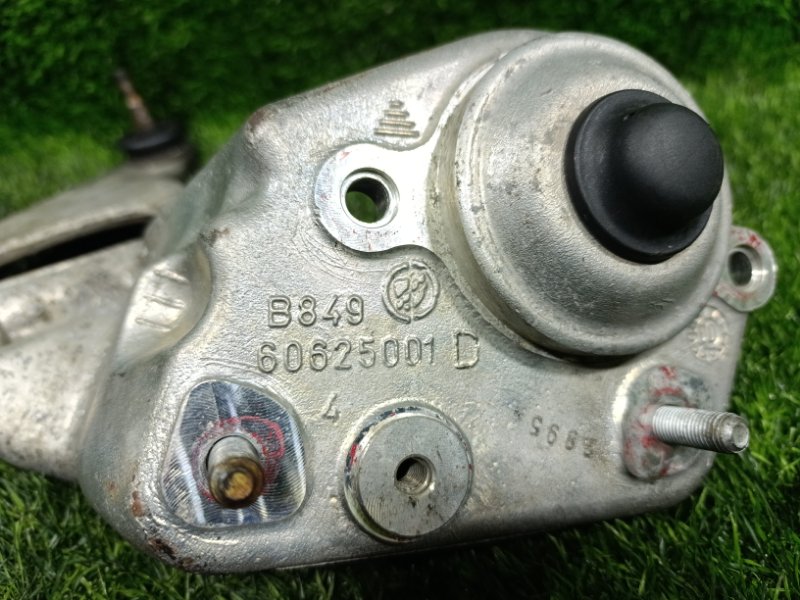 Рычаг верхний передний правый 156 932