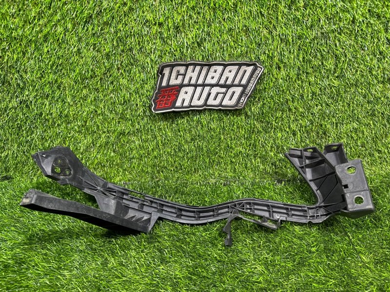 Крепление бампера переднее левое IMPREZA GP7