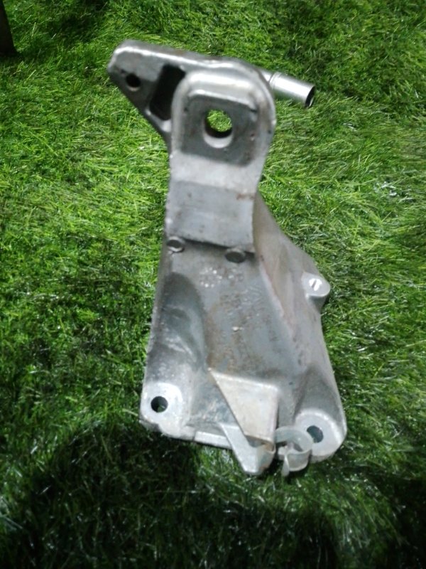 Кронштейн двигателя BMW 3-Series E90 N47D20 2.0D 22116781916-01 контрактная