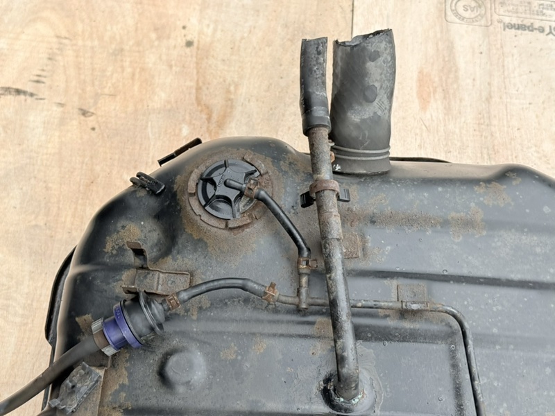 Бак топливный Vehicross 1997 UGS25DW 6VD1