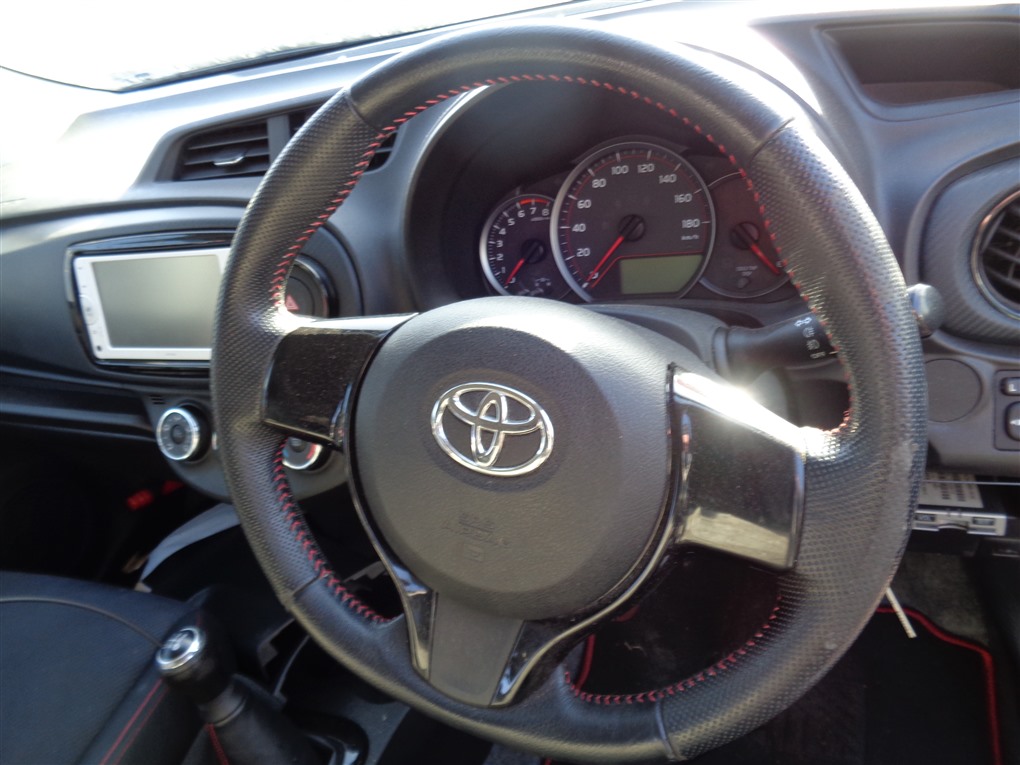 Руль Toyota Vitz NCP131 1NZ-FE 2012 1445