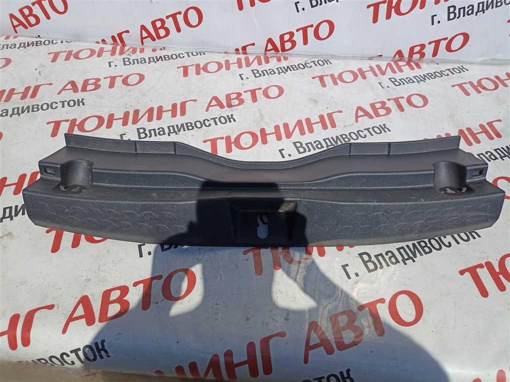 Накладка замка багажника Toyota C-Hr ZYX10 2ZR-FXE 2018 1516