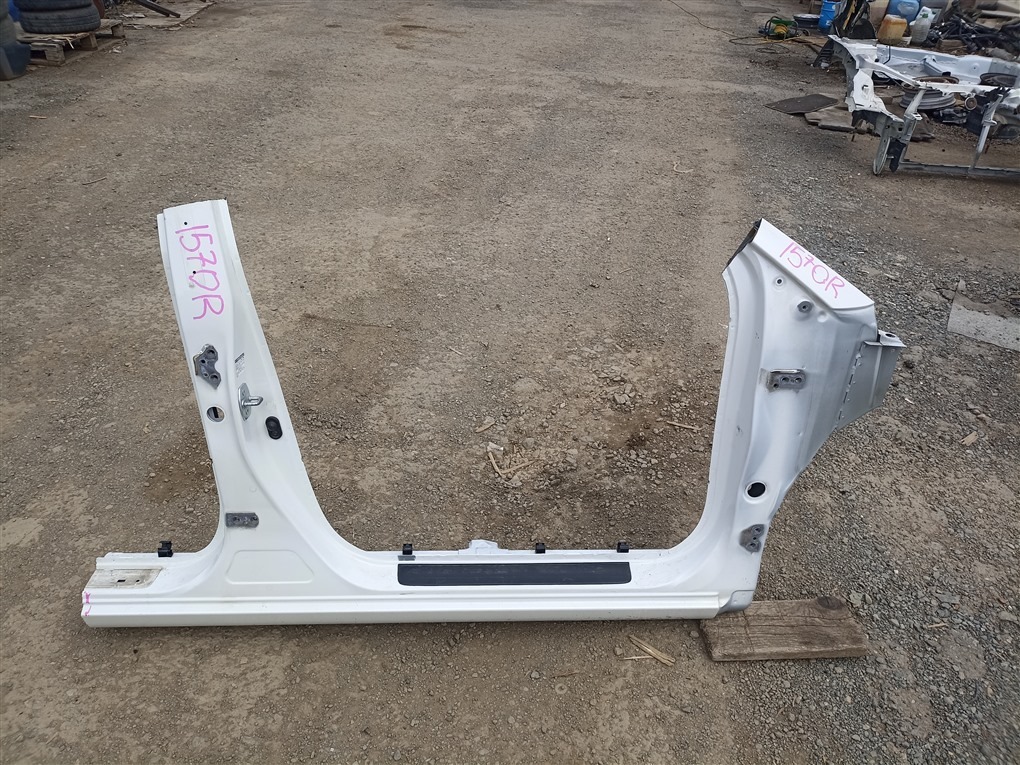 Порог кузова Toyota Premio ZZT240 1ZZ-FE 2006 правый белый 070 1570 в