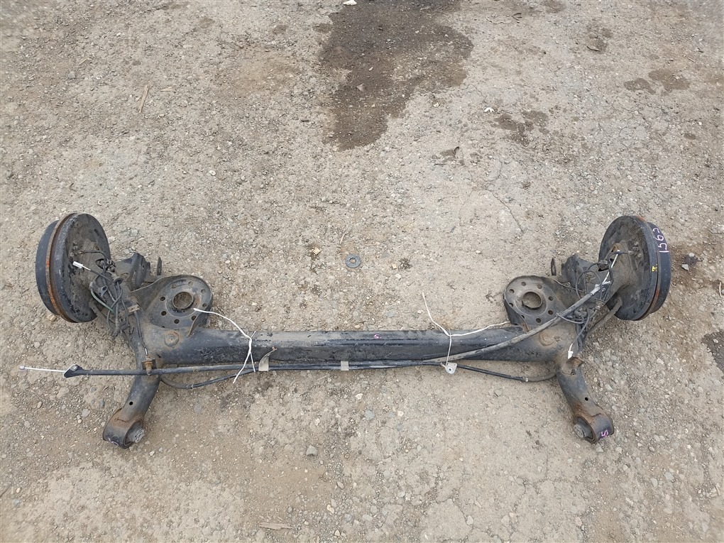 Балка подвески Toyota Corolla Fielder NKE165 1NZ-FXE 2016 задняя 1565