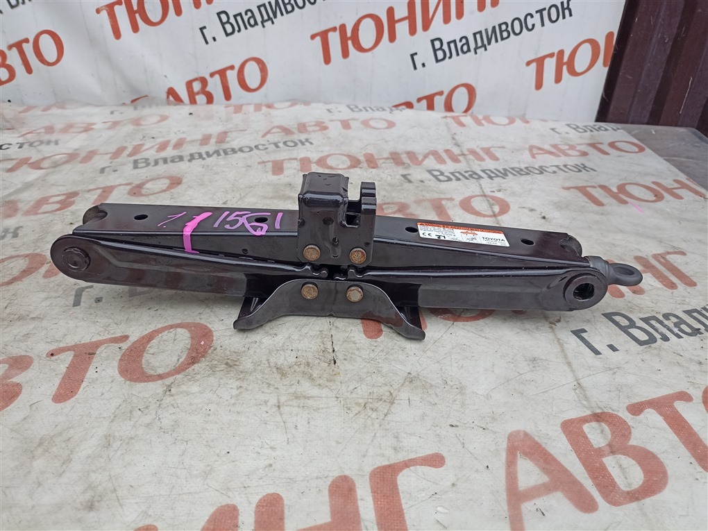 Домкрат TOYOTA VOXY ZRR80W 3ZR-FAE 2014 1561 (б/у)