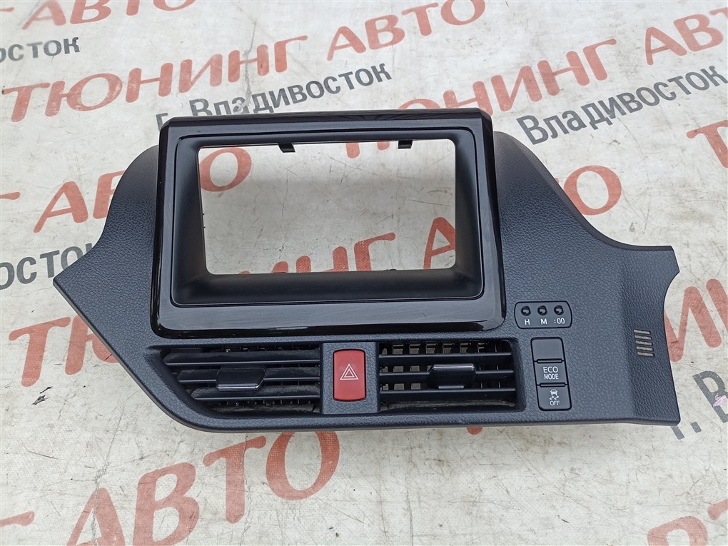 Консоль магнитофона TOYOTA VOXY ZRR80W 3ZR-FAE 2014 1561 (б/у)