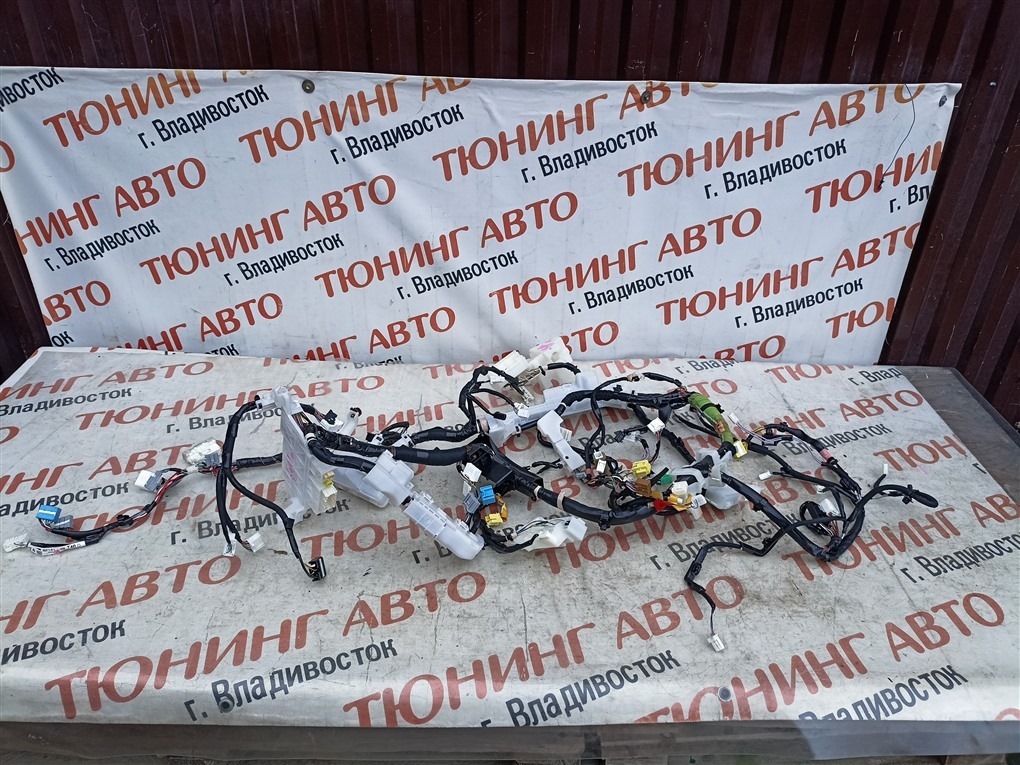 Коса под торпеду TOYOTA VOXY ZRR80W 3ZR-FAE 2014 1561 (б/у)