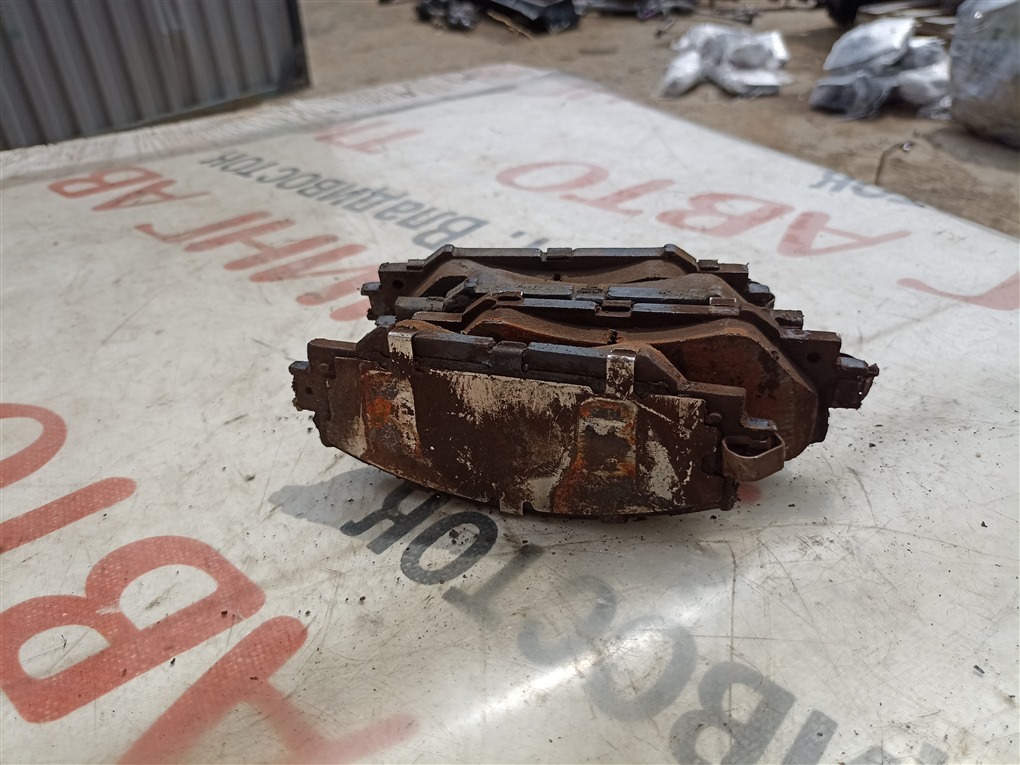 Колодки тормозные TOYOTA VOXY ZRR80W 3ZR-FAE 2014 передние 1561 (б/у)