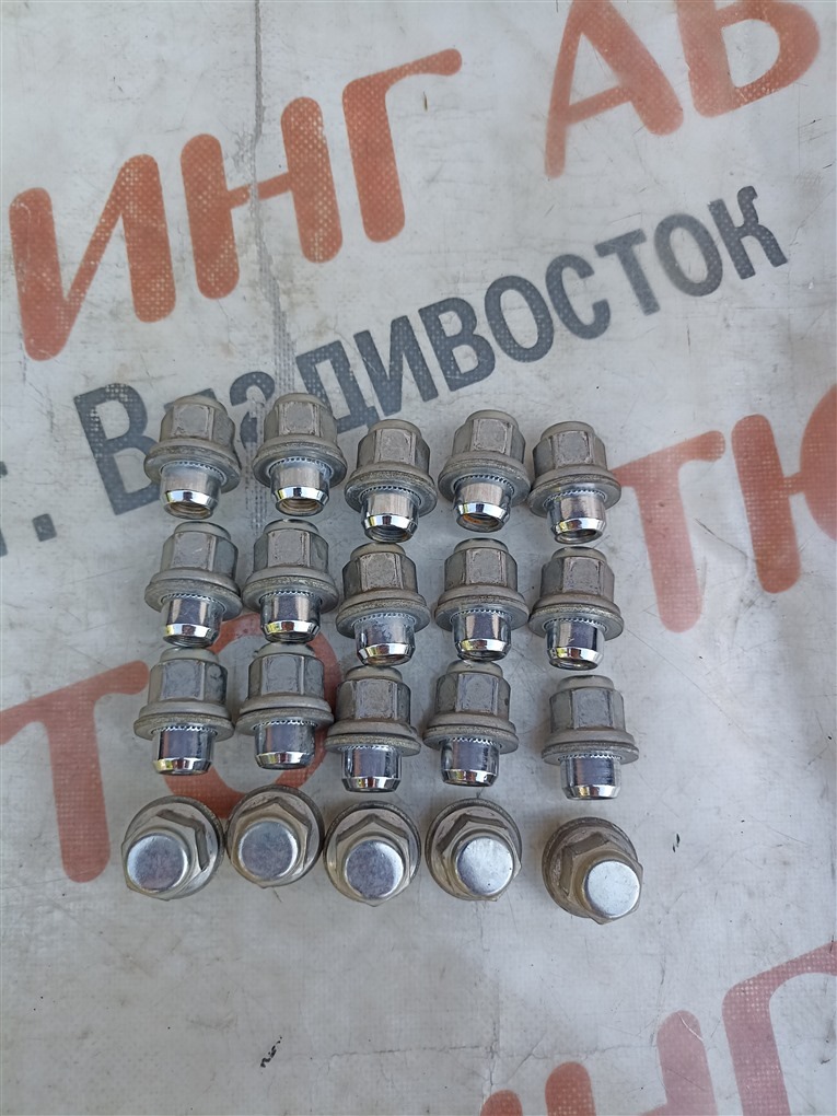 Гайка на колесо TOYOTA VOXY ZRR80W 3ZR-FAE 2014 1561 (б/у)