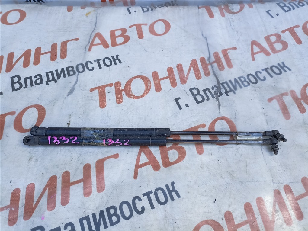 Амортизатор капота TOYOTA CRESTA JZX93 1JZ-GE 1996 1332 (б/у)