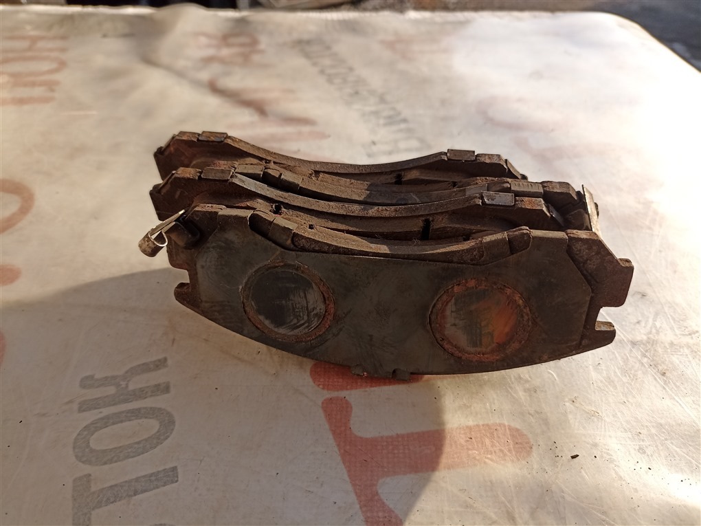 Колодки тормозные MITSUBISHI OUTLANDER GG2W 4B11 2016 передние 1573 (б/у)