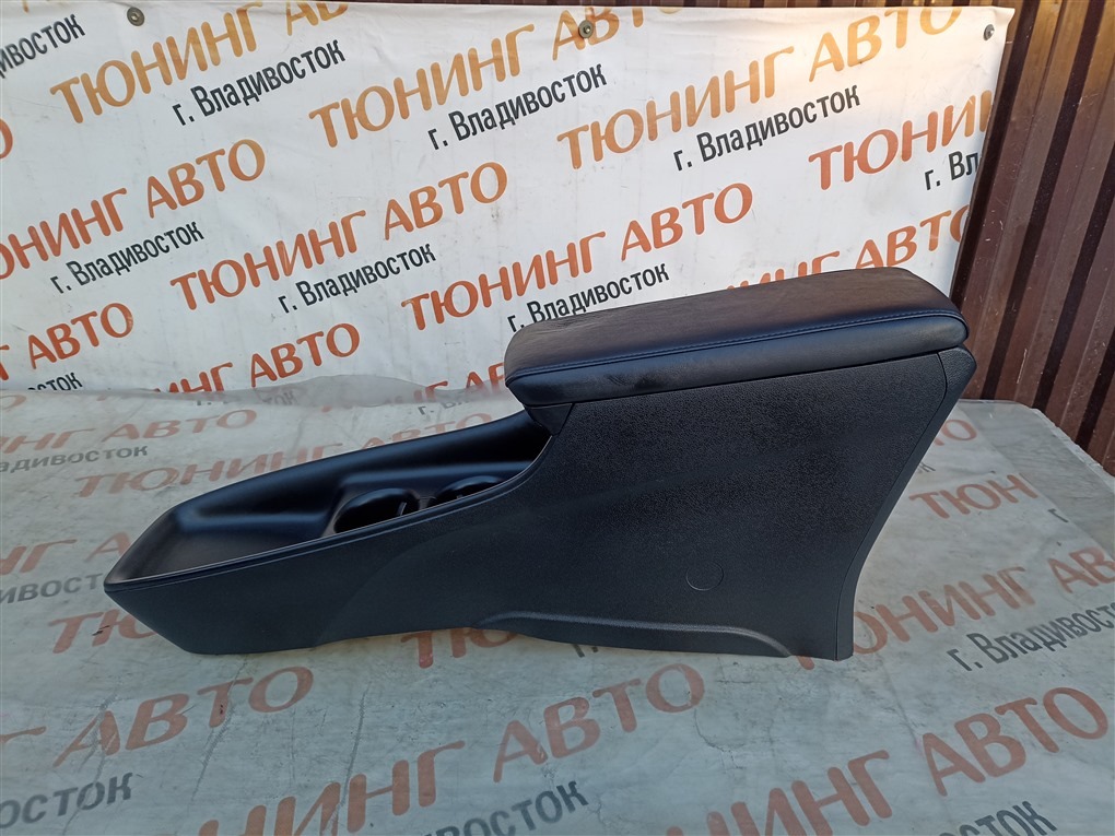 Подлокотник TOYOTA PRIUS ZVW50 2ZR-FXE 2017 1574 (б/у)