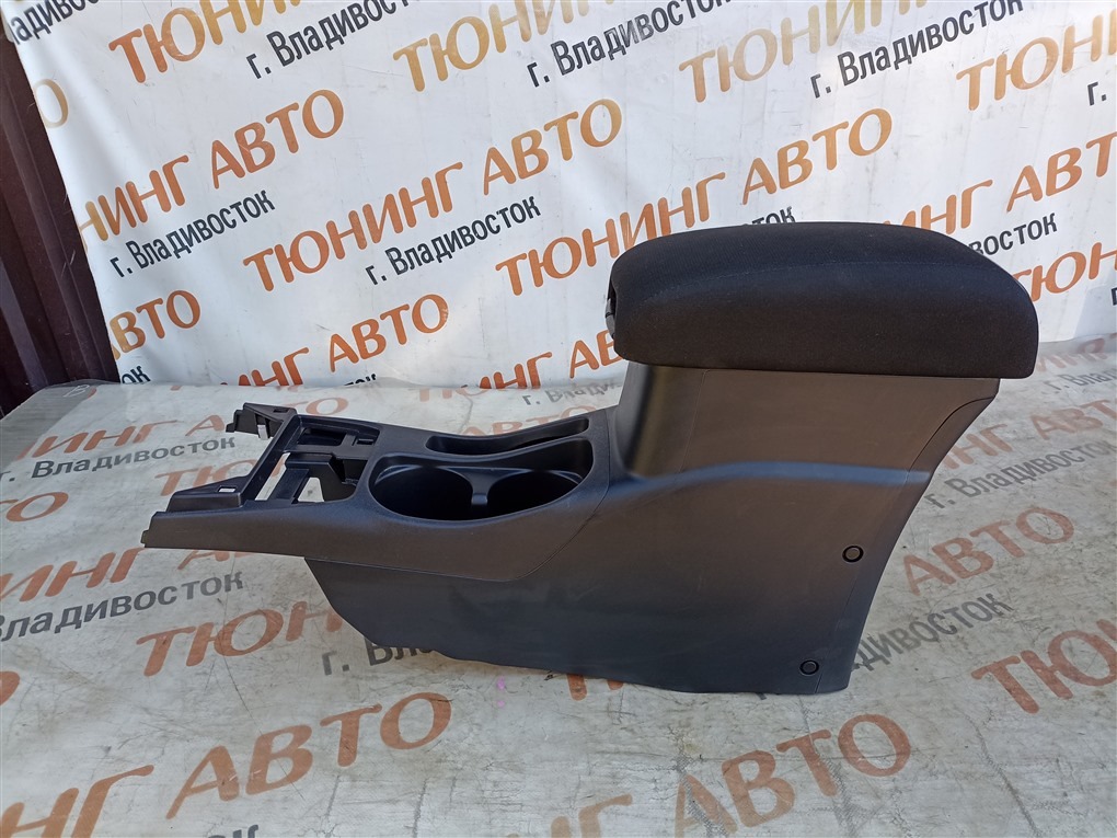 Подлокотник MITSUBISHI RVR GA4W 4J10 2017 1586 (б/у)