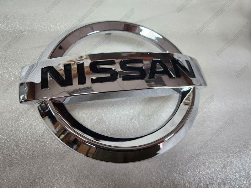 Эмблема решетки радиатора передняя Nissan Patrol 2014-2018 62 897465 новая