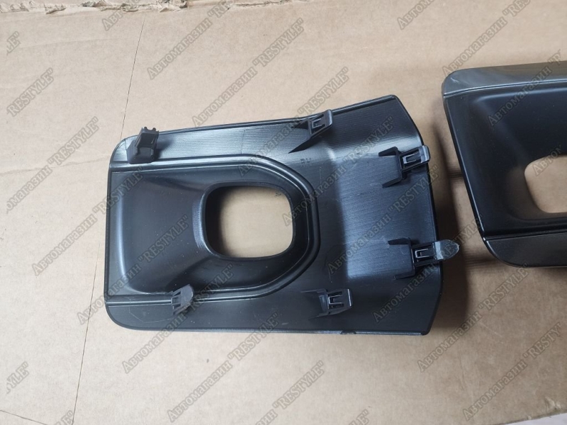 Накладки на туманки передние Toyota Hilux