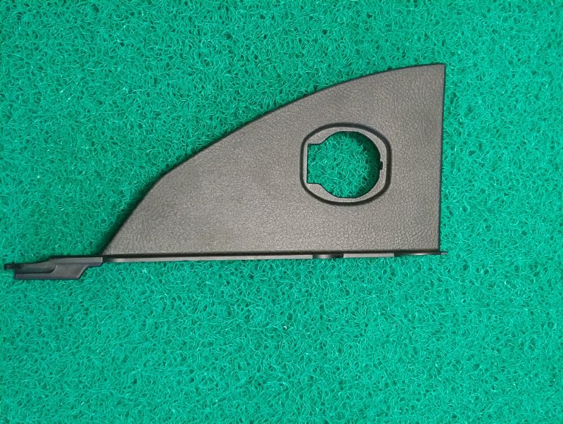 Запчасть накладка на торпедо правая Land Rover Freelander 2008 L359 B6324S LR001890 контрактная Накладка на торпедо правая Land Rover Freelander 2008 L359 B6324S LR001890 контрактная