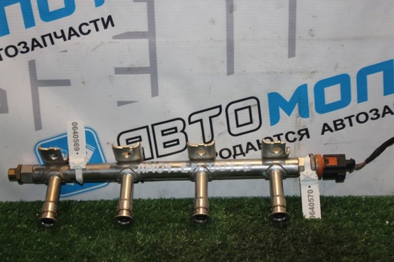 Топливная рампа Audi  A1  CBZ 03F133320C контрактная