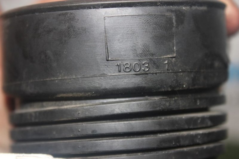 Патрубок воздушного фильтра 2008  5F01