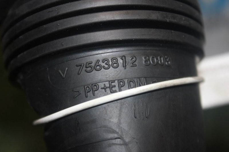 Патрубок воздушного фильтра 2008  5F01