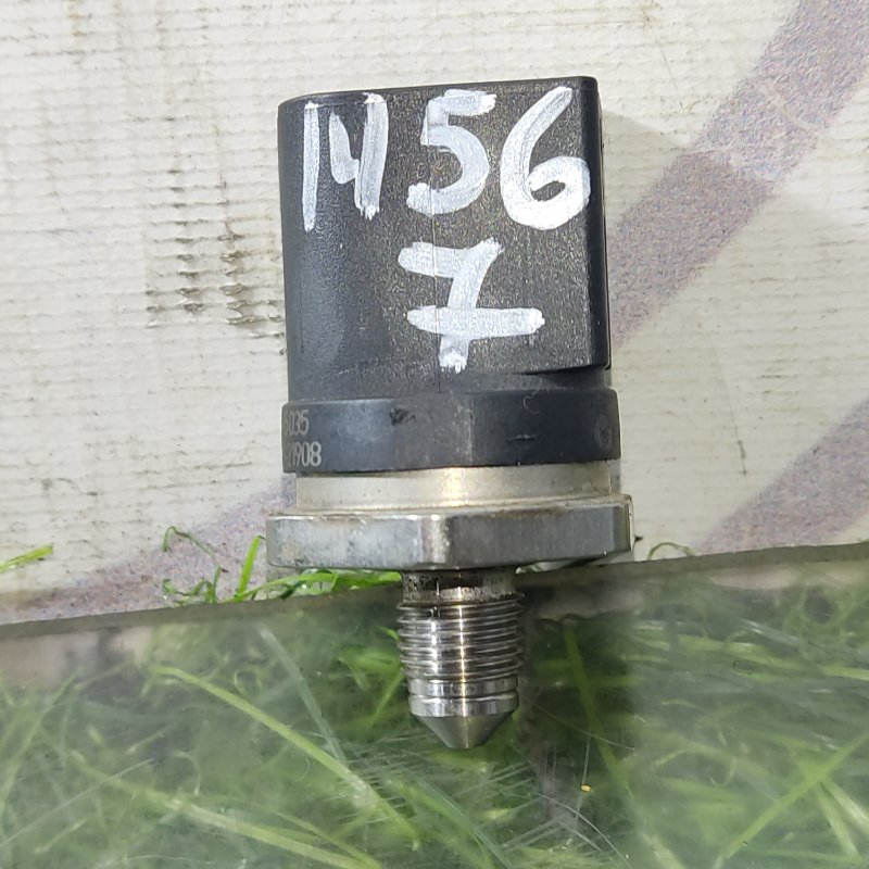 Датчик давления топлива Audi Seat Volkswagen A3 2 A4 4 A5 1 TT Altea Leon Toledo Eos Golf Passat Scirocco Tiguan 8K2 8K5 B8 8TA CDH AXX BPY BWA CAWB CBFA CCZA CCTA CDAA CJEB CABD CDHB CABB CCUA 06J906051B контрактная