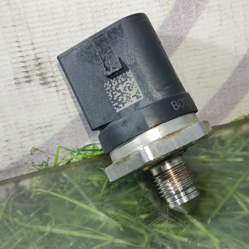 Датчик давления топлива A3 2 A4 4 A5 1 TT Altea Leon Toledo Eos Golf Passat Scirocco Tiguan 8K2 8K5 B8 8TA CDH AXX BPY BWA CAWB CBFA CCZA CCTA CDAA CJEB CABD CDHB CABB CCUA