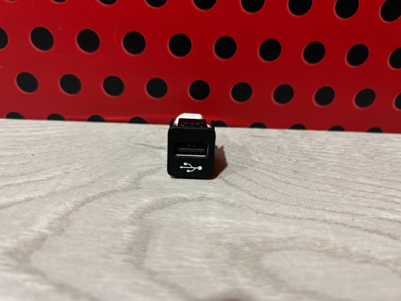 Разъем AUX / USB X3 2018 G01 B47D20B