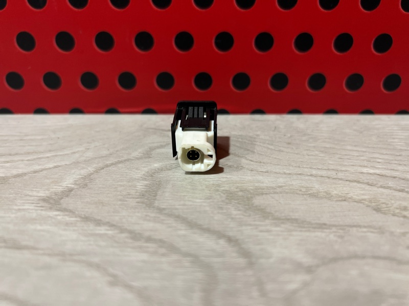 Разъем AUX / USB X3 2018 G01 B47D20B