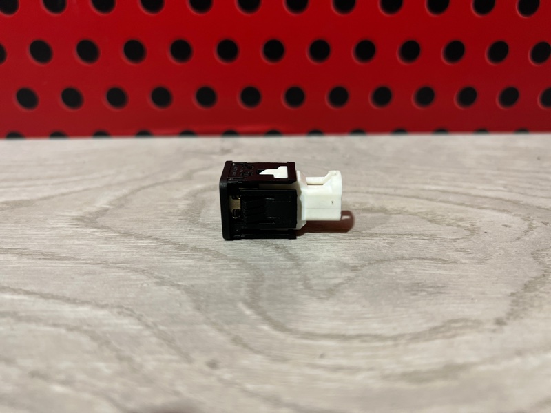 Разъем AUX / USB X3 2018 G01 B47D20B
