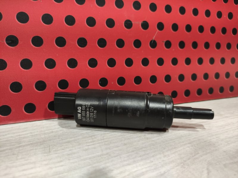 Насос (моторчик) омывателя фар Porsche Cayenne 958 CVV Насос (моторчик) омывателя фар Porsche Cayenne 958 CVV