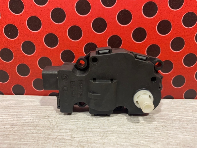 Моторчик заслонки печки Macan 2016 95B CYP