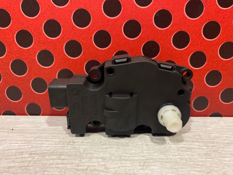 Моторчик заслонки печки Macan 2016 95B CYP