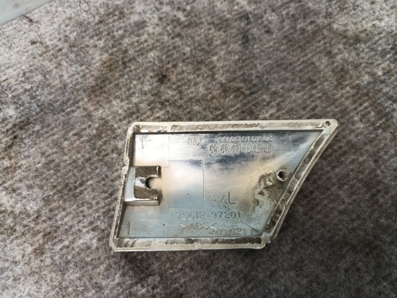 Молдинг на крыло передний левый Toyota Duet M100 EJ-DE