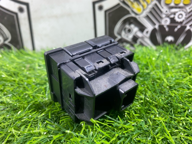 Кнопка управления дверями TOYOTA ROOMY M900A 1KRFE