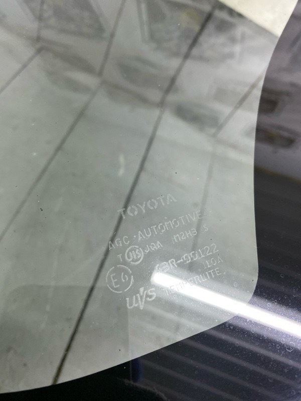 Форточка кузова передняя левая TOYOTA NOAH ZWR80 2ZRFXE