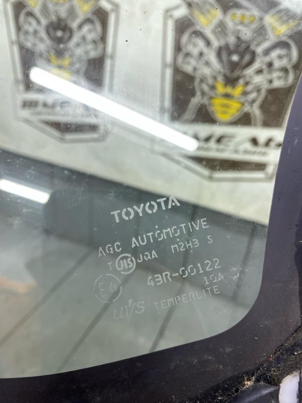 Форточка кузова передняя правая VOXY 2014/ ZS ЦВЕТ 202/ПРОБЕГ 69910КМ ZRR80W 3ZRFAE