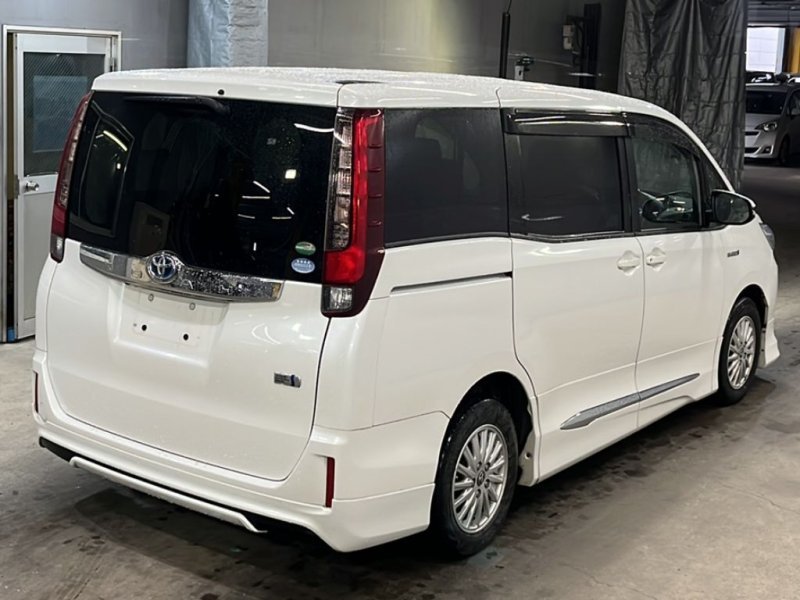 Накладка на порог левая NOAH 2015/ЦВЕТ 070/ПРОБЕГ 98215КМ ZWR80 2ZRFXE Накладка на порог левая NOAH 2015/ЦВЕТ 070/ПРОБЕГ 98215КМ ZWR80 2ZRFXE