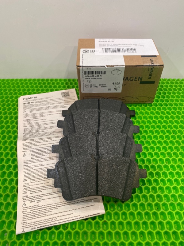 Задние тормозные колодки 80A698451R новая