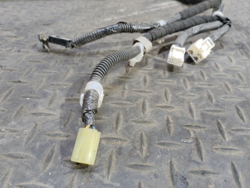 Проводка двери багажника Serena FNC26 MR20DD