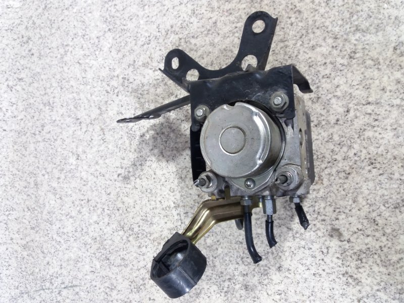 Блок abs Toyota Sienta NCP81 Блок abs Toyota Sienta NCP81