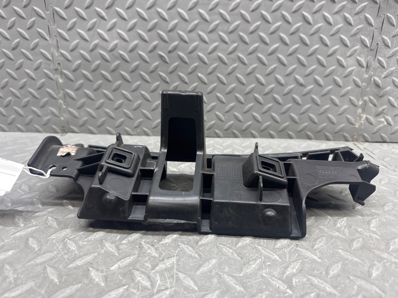 Крепеж бампера задний левый C30 2010 MK43 B4204S3