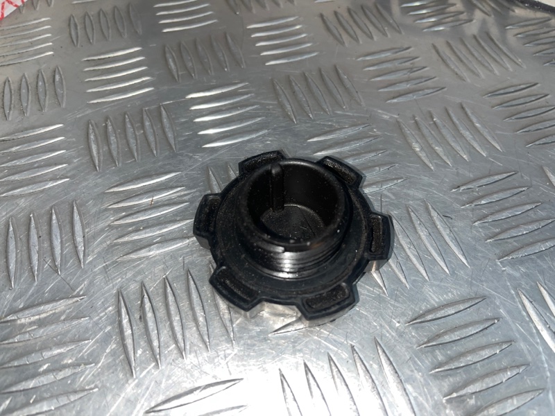 Крышка маслозаливной горловины, 500 рублей, Красноярск