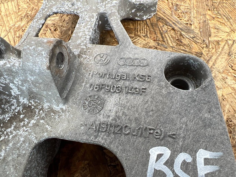 Кронштейн генератора Octavia 2009 1.6 BSE Кронштейн генератора Octavia 2009 1.6 BSE