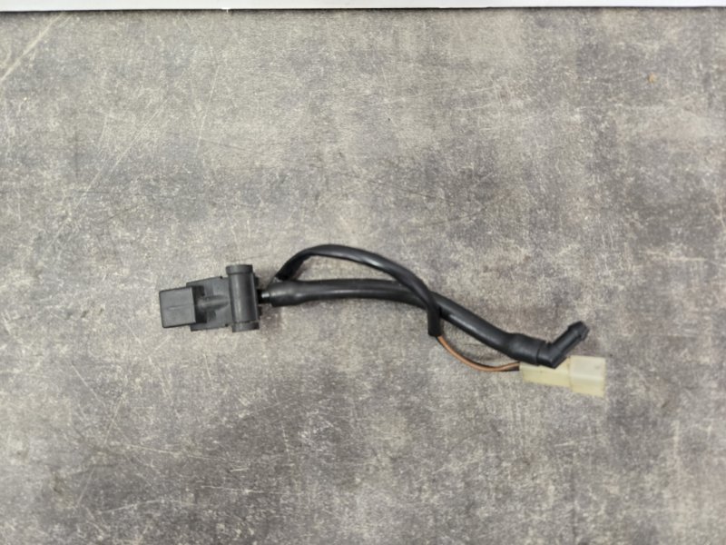 Форсунка омывателя Passat B5 2001