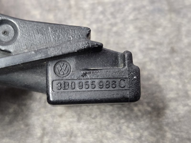 Форсунка омывателя Passat B5 2001